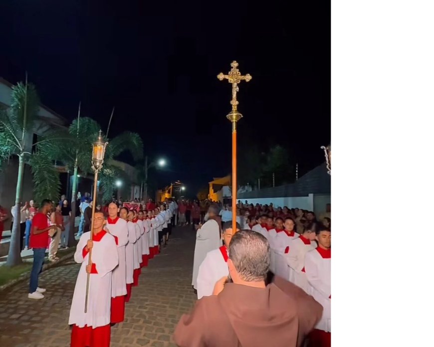 Com procissão e hasteamento da bandeira, começa festa de São Sebastião em Ouricuri; celebração marca 35 anos dos frades capuchinhos na cidade